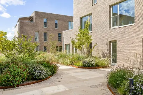 New-build home with 3 bedrooms, terrace and parking