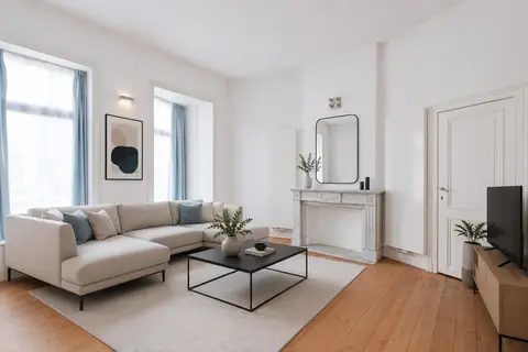 Sq. Marie-Louise: Duplex + Garden + free lance profession