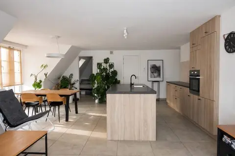Ruim drie slaapkamerappartement met terras te huur in De Pin