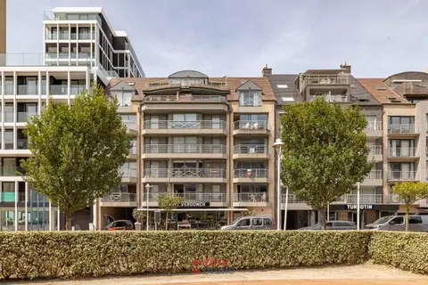 Zeer ruim appartement met 3 slaapkamers in de winkelstraa...