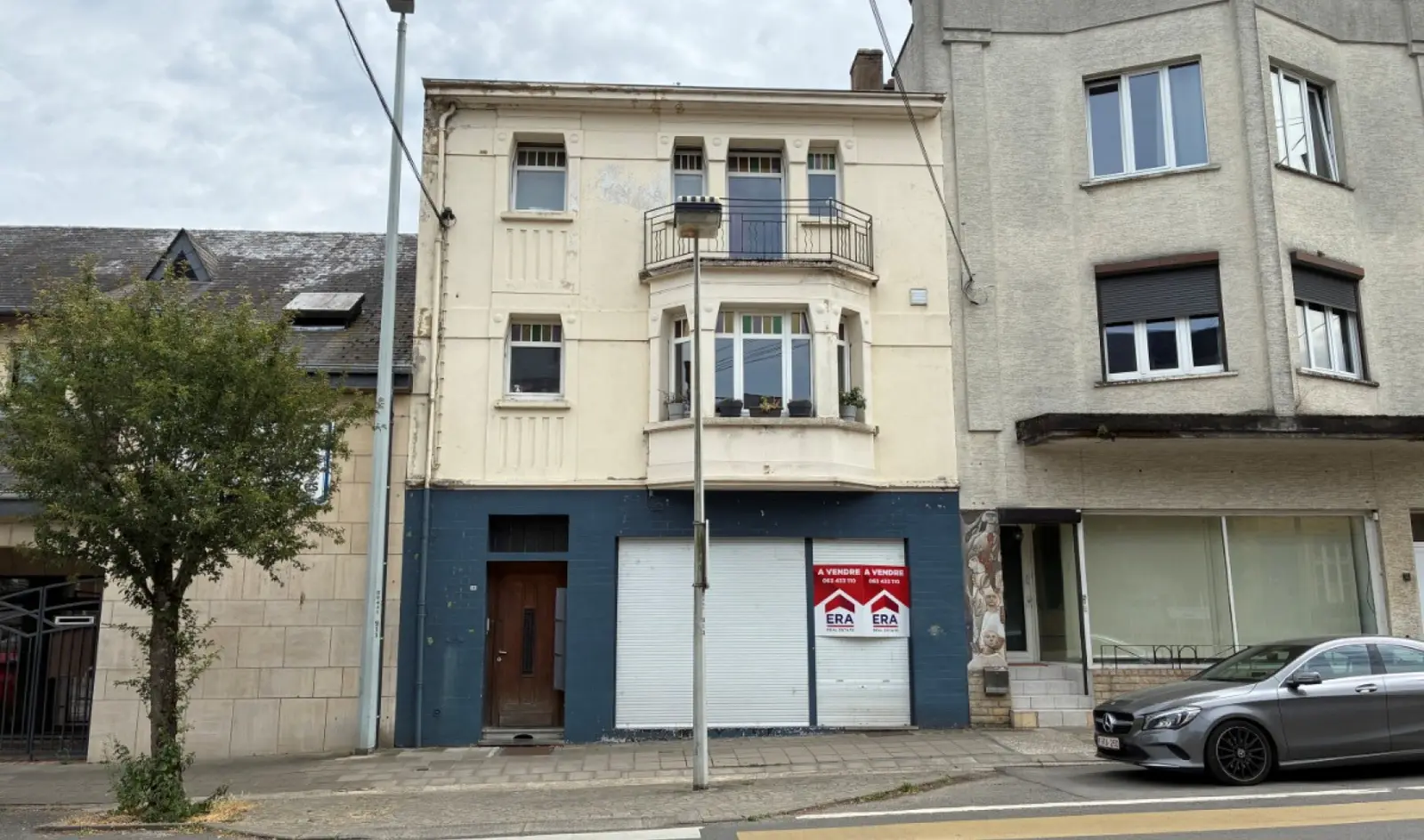 Gemengd gebouw met 2 woningen in Virton.