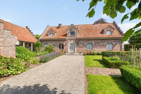 Versatile villa with garden and separate unit