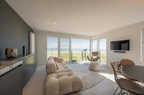 Exclusive corner apartment with unobstructed ocean views ...