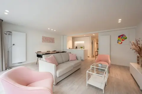 Ready-to-move-in 3-bedroom flat with a side sea view