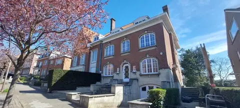 a pleasant residential area (Chant d'Oiseau) and close to Mo