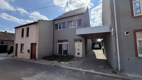 Unique investment opportunity or ideal kangaroo home in a pr