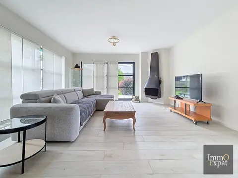 Achterstraat - 4-sided villa Semi-Furnished with garden
