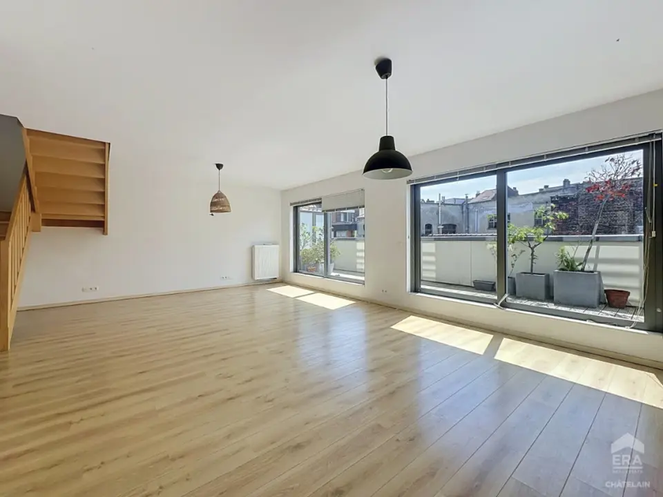 Duplex met 3 slaapkamers en terras te huur in Saint-Gilles.