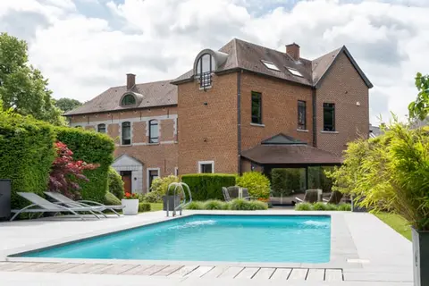 BIEN EXCEPTIONNEL CHARGÉ D'HISTOIRE - CENTRE DE NIVELLES