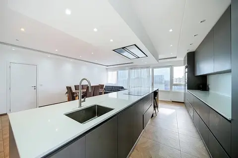 4-bedroom apartment – cellar and garage included