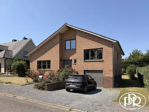 Terrace and garden covering approximately 6 ares and 65 ca