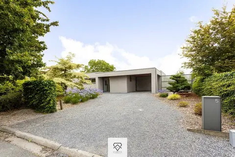 Tijdloze architectenwoning in het groene Louise-Marie te ...