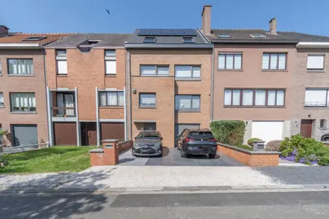 SUPERBE MAISON ENTIÈREMENT RÉNOVÉE EN 2024 - 4CH 2SDB