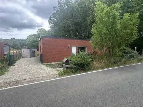 Woning met oprit en terras in het landelijke Laarne