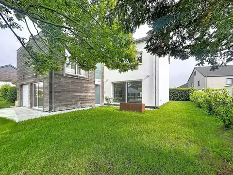 Tervuren: Stunning 4BR villa with garden & parking