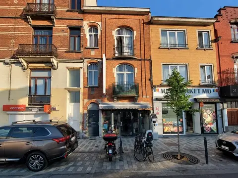 MIXED-USE BUILDING: COMMERCIAL SPACE + 2 APARTMENTS