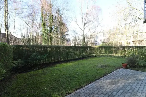 close to Stockel metro station and place dumon.