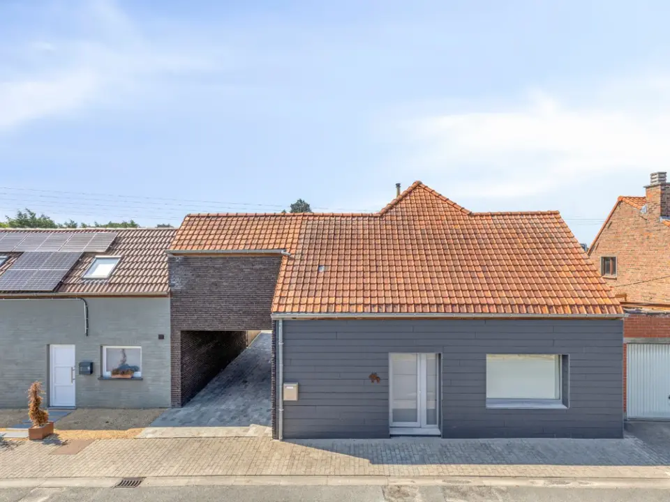 Gerenoveerde gezinswoning met diverse bijgebouwen