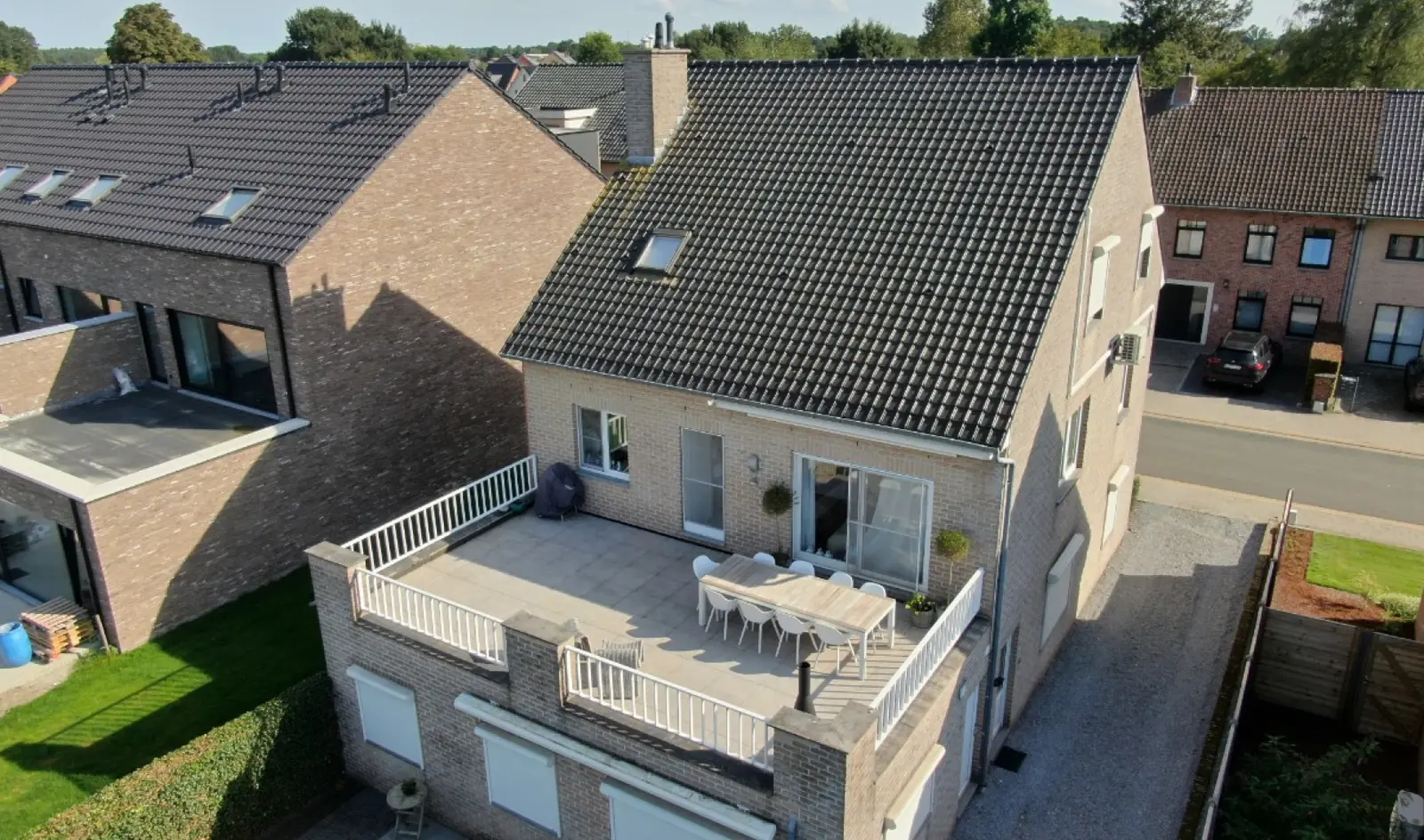 Zeer ruim (224m²) & energiezuinig duplexappartement te Pelt
