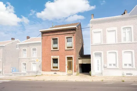 165m² 5-Bed House with Garden & Garage