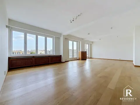 Spacious and bright 3 bedroom apartment