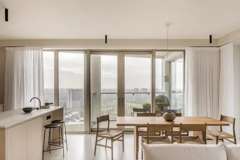 Bright 2 bedroom ap. with large terrace and view of park