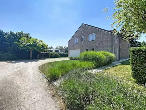Charming studio with terrace and parking close to the E40