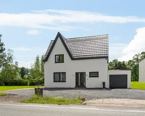 Recent gerenoveerde woning met 4 slpkrs en tuin