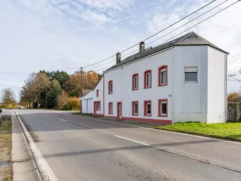 Old building with outbuildings and 438 m² of potential.