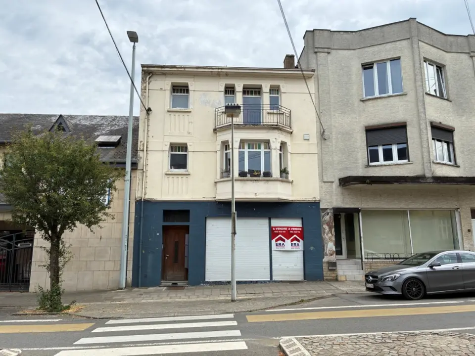 Gemengd gebouw met 2 woningen in Virton.