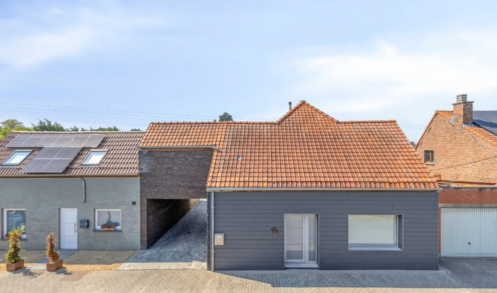 Gerenoveerde gezinswoning met diverse bijgebouwen