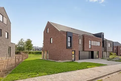 Modern newly built home in a prime location