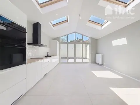 Bright renovated townhouse with sunny terrace