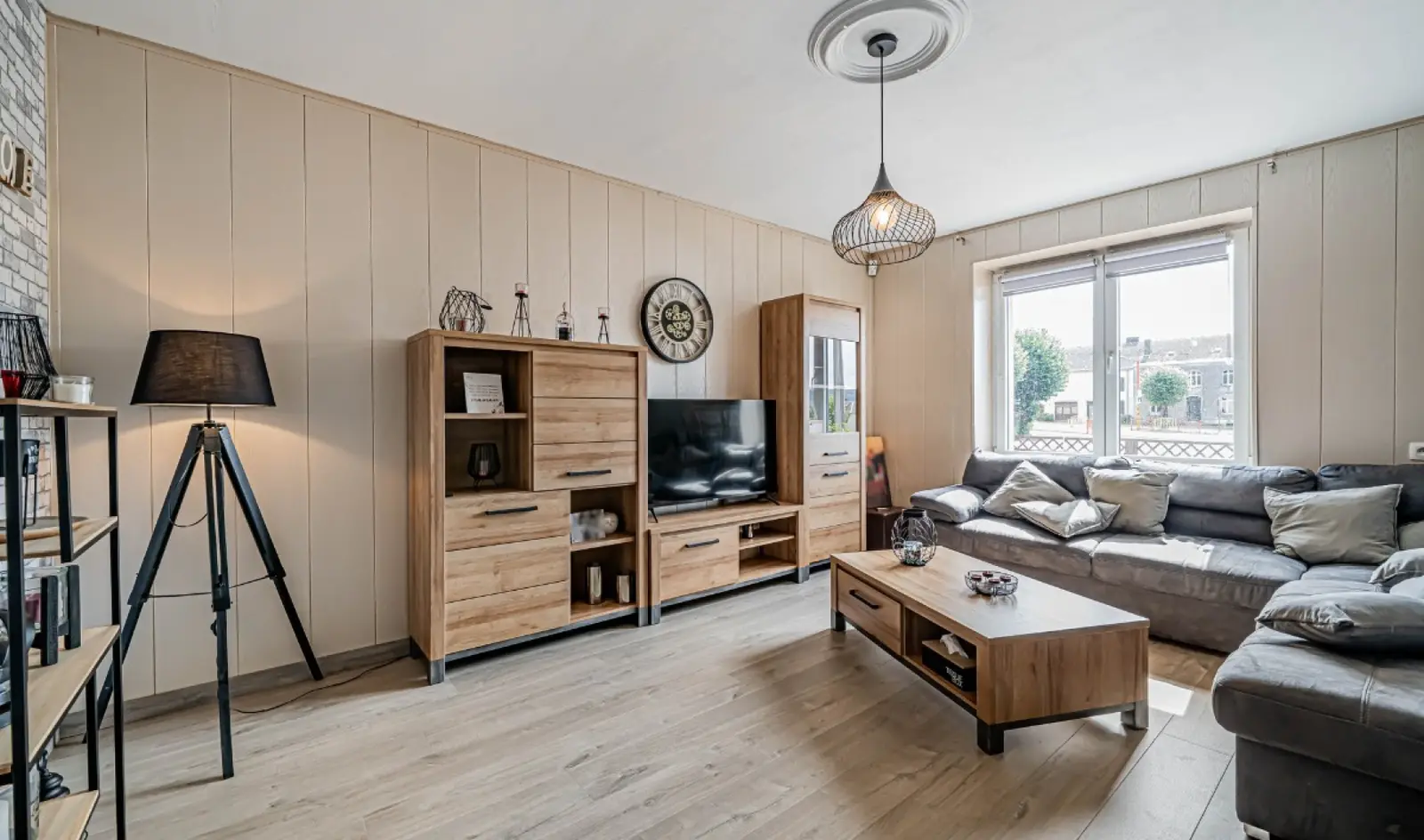 Woning met 3 slaapkamers, dubbele garage en veel potentieel.