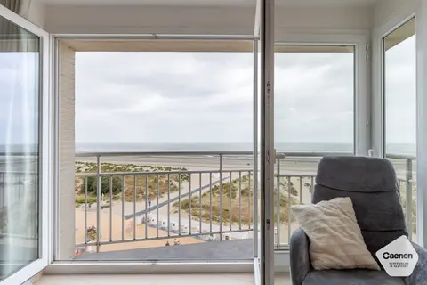 Modern tweeslaapkamerappartement met frontaal zeezicht