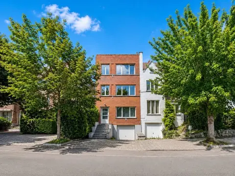 Renovated 4-5 bedroom house with garden in Uccle