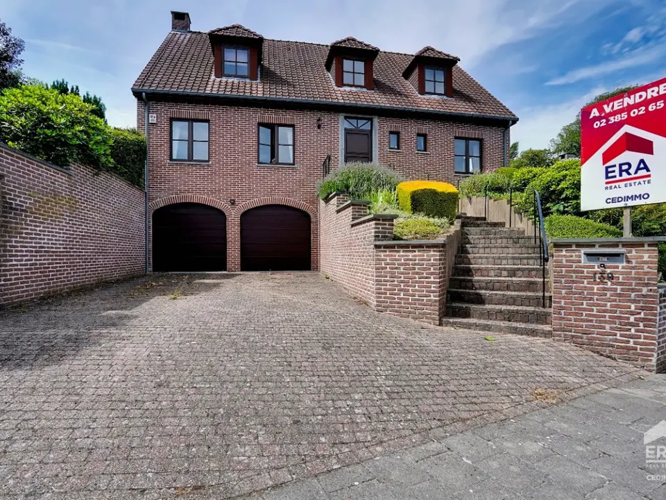 Ruime vrijstaande villa op een perceel van 14 are met vrij u