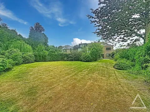 4-bedroom house with garden, workshop, and garage