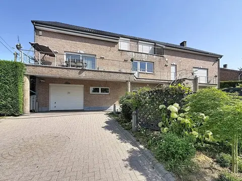 Exceptional villa with elevator and warehouse