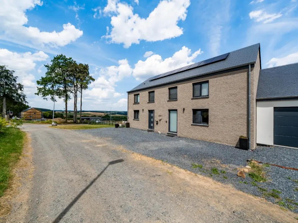 Nieuwbouwwoning met 5 slaapkamers en dubbele woongelegenheid