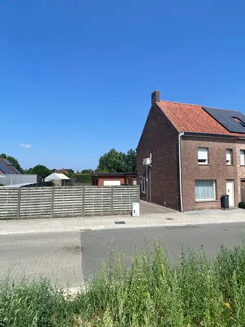Halfopen woning met 2 slaapkamers en grote tuin