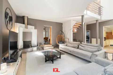 Luxurious mansion in residential neighbourhoud for hire