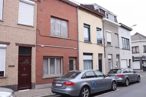 RENOVATED HOUSE WITH 3 BEDROOMS AND GARDEN