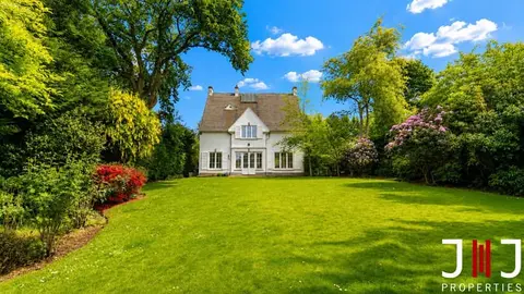 WSP – Stunning 5-Bedroom Villa of 330 m² with Garden