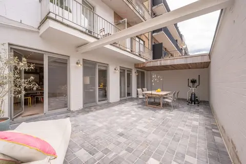 Zeer ruim en verzorgd appartement met vier slaapkamers en...