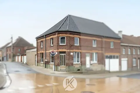Te renoveren woning met garage