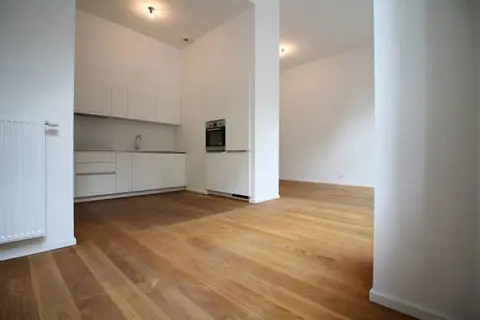 Throne - High ceilings - Renovated