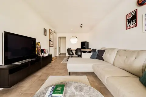 Renovated 1-bedroom apartment overlooking the Botanical Gard