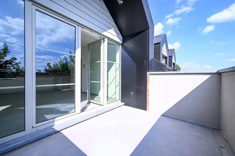 2 bedroom Penthouse to rent in Crisnée